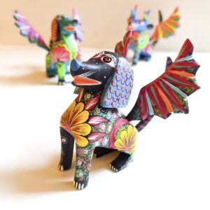Chien avec des ailes en noir