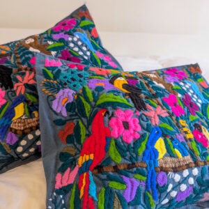Housse de coussin brodée gris foncé