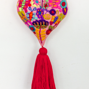 Cœur décoratif brodé rouge