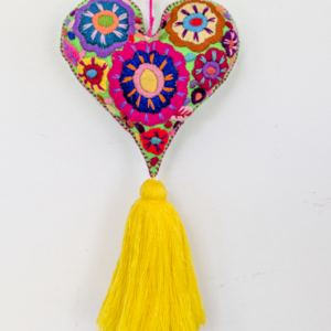 Cœur décoratif brodé jaune