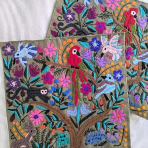 Housse de coussin brodée olive