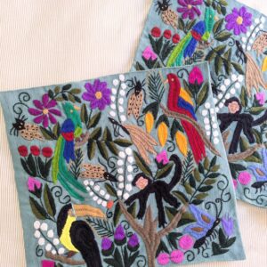 Housse de coussin brodée ciment