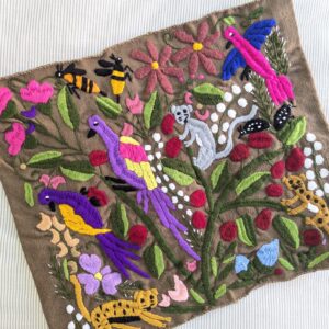 Housse de coussin brodée marron