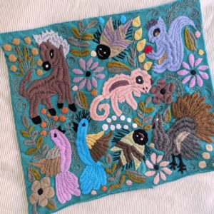 Housse de coussin brodée émeraude